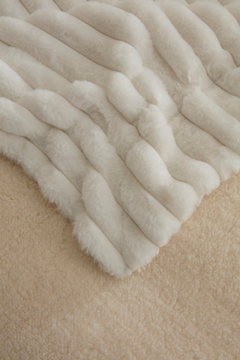 Karaca Stripe Sherpa Weiße Decke 150x200