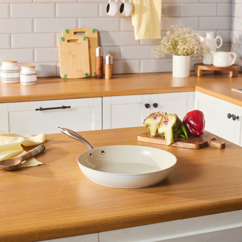 Karaca Swiss Crystal Almond Cream Pfanne mit Edelstahlgriff 30 cm