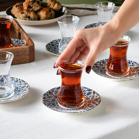 Karaca Emirgan 12-teiliges Türkisches Teeset aus Bone China für 6 Personen, 130 ml, Mehrfarbig
