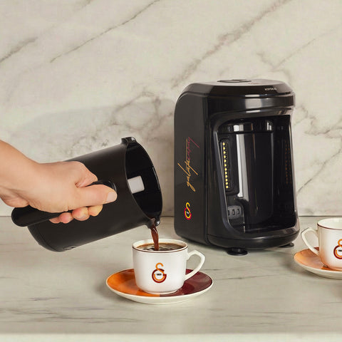 Karaca x Galatasaray Lizenzierte Hatır Hüps Türkische Kaffeemaschine mit Milchfunktion und Vereinshymne
