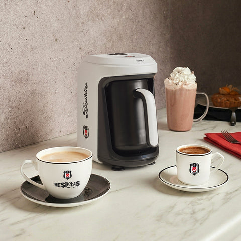 Karaca x Beşiktaş Lizenzierte Hatır Hüps Türkische Kaffeemaschine mit Milchfunktion und Vereinshymne