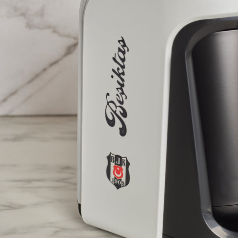 Karaca x Beşiktaş Lizenzierte Hatır Hüps Türkische Kaffeemaschine mit Milchfunktion und Vereinshymne