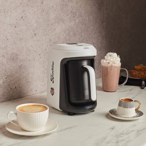 Karaca x Beşiktaş Lizenzierte Hatır Hüps Türkische Kaffeemaschine mit Milchfunktion und Vereinshymne