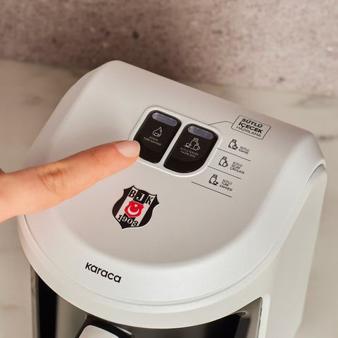 Karaca x Beşiktaş Lizenzierte Hatır Hüps Türkische Kaffeemaschine mit Milchfunktion und Vereinshymne